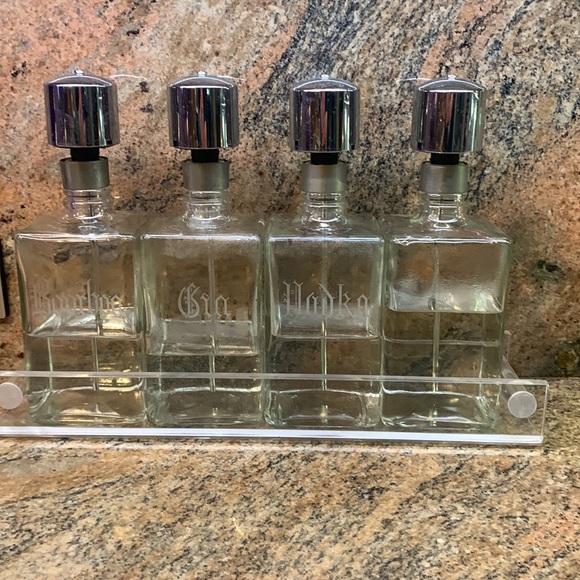 Vintage decanters Set of 4 bar 32 ounce includes acrylic tray - Picture 3 of 9